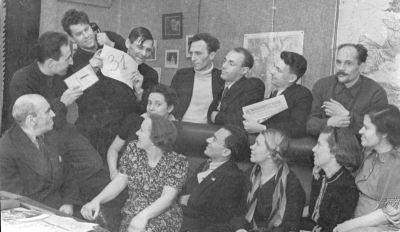 Редакция &laquo;Ленинских искр&raquo;. 1940 год, декабрь. Второй справа с газетой в руках &ndash; Александр Бусырев, а в нижнем ряду четвертый справа &ndash; Матвей Фролов