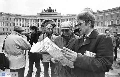 1989 год. Участники пикета на Дворцовой площади. Журналист Анатолий Ежелев (второй справа), писатель Борис Никольский и капитан милиции Николай Аржанников. Фото Павла Маркина 1989 год. Участники пикета на Дворцовой площади. Журналист Анатолий Ежелев (второй справа), писатель Борис Никольский и капитан милиции Николай Аржанников. Фото Павла Маркина